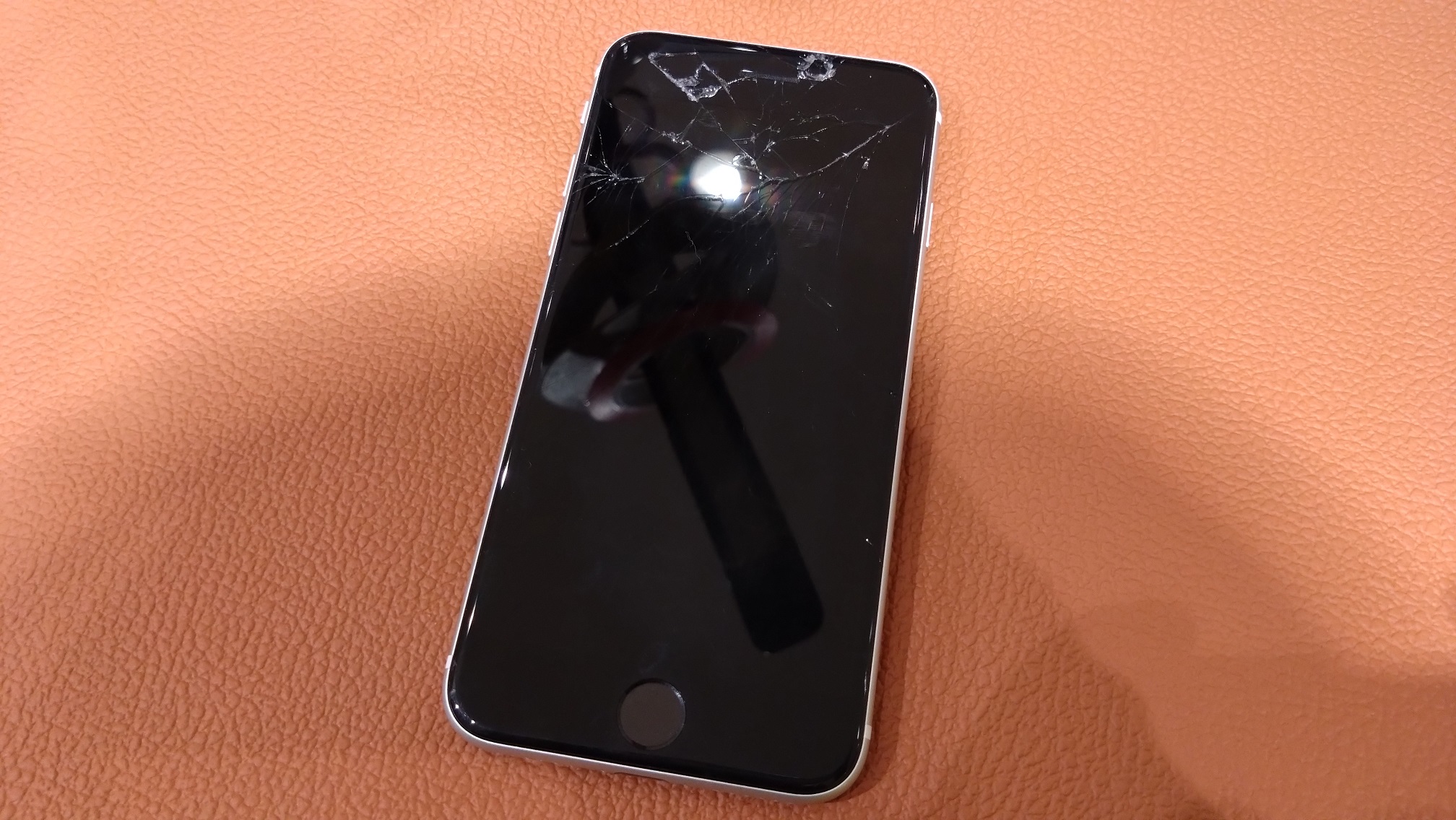 タッチガラスが割れてしまったiPhoneSE2（アイフォン）画面修理を承り